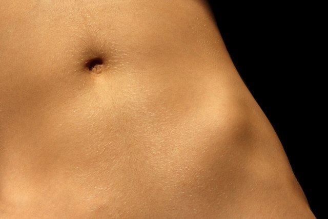 Lekari upozoravaju: Bolovi u pupku mogu upućivati na ovih šest bolesti